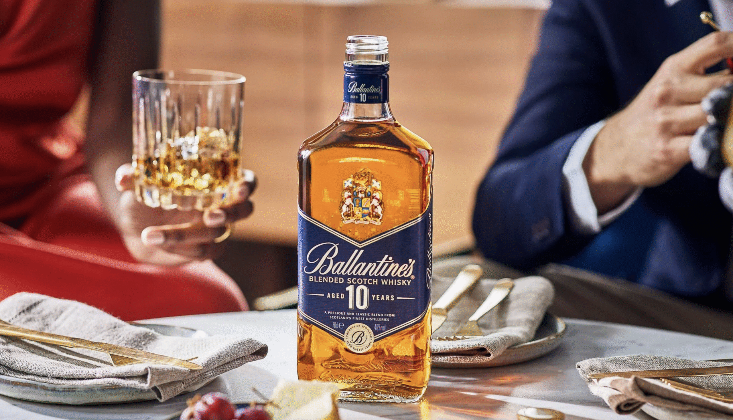 Ballantine's 10 Năm 6 Ballantine's 10 năm tuổi mang sắc vàng hổ phách óng ả, gợi đến hương vị êm dịu của vani, mật ong và táo đỏ trong một buổi tiệc sang trọng.