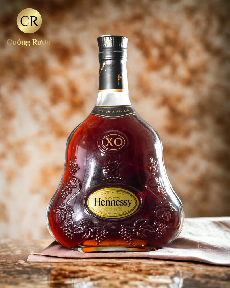 Rượu Hennessy XO 1000ml 11 Cận cảnh chai Hennessy XO 1L ánh hổ phách dưới ánh sáng