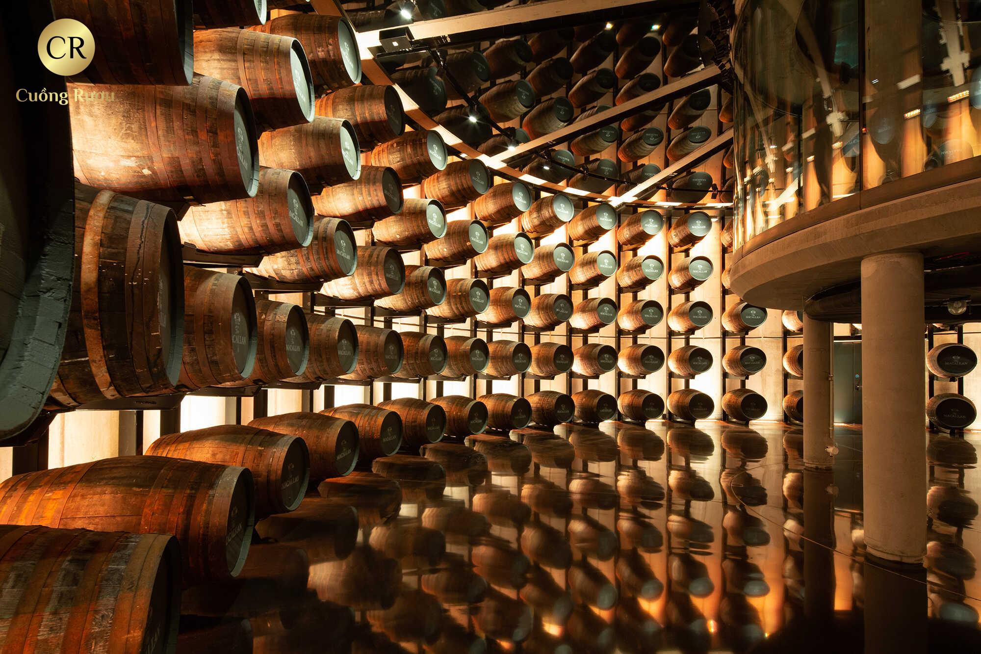 4 Bước Chưng Cất Rượu Vang Tạo Ra Brandy Thượng Hạng 6 Ủ rượu trong thùng gỗ sồi sau khi chưng cất rượu vang
