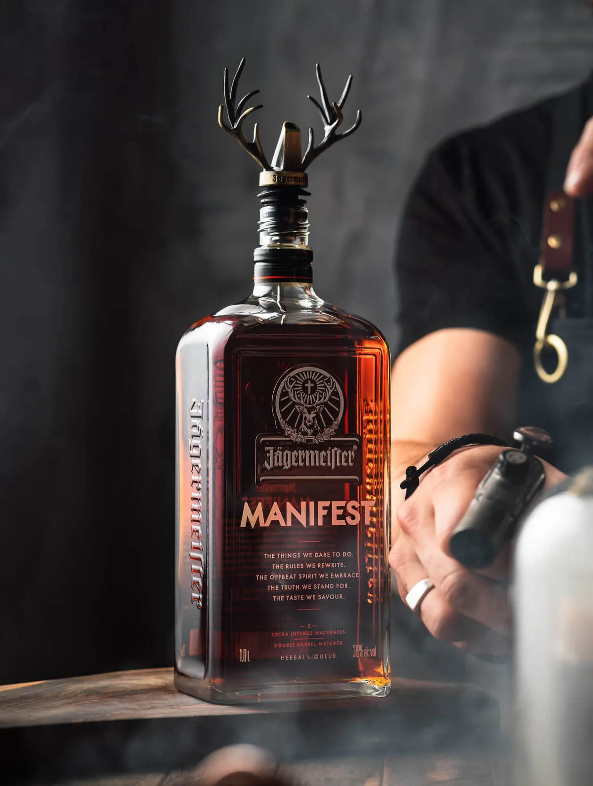So sánh 9 loại rượu Jagermeister được ưa chuộng trên thế giới 13 Các loại Jagermeister – Manifest với hương thảo mộc và gỗ sồi