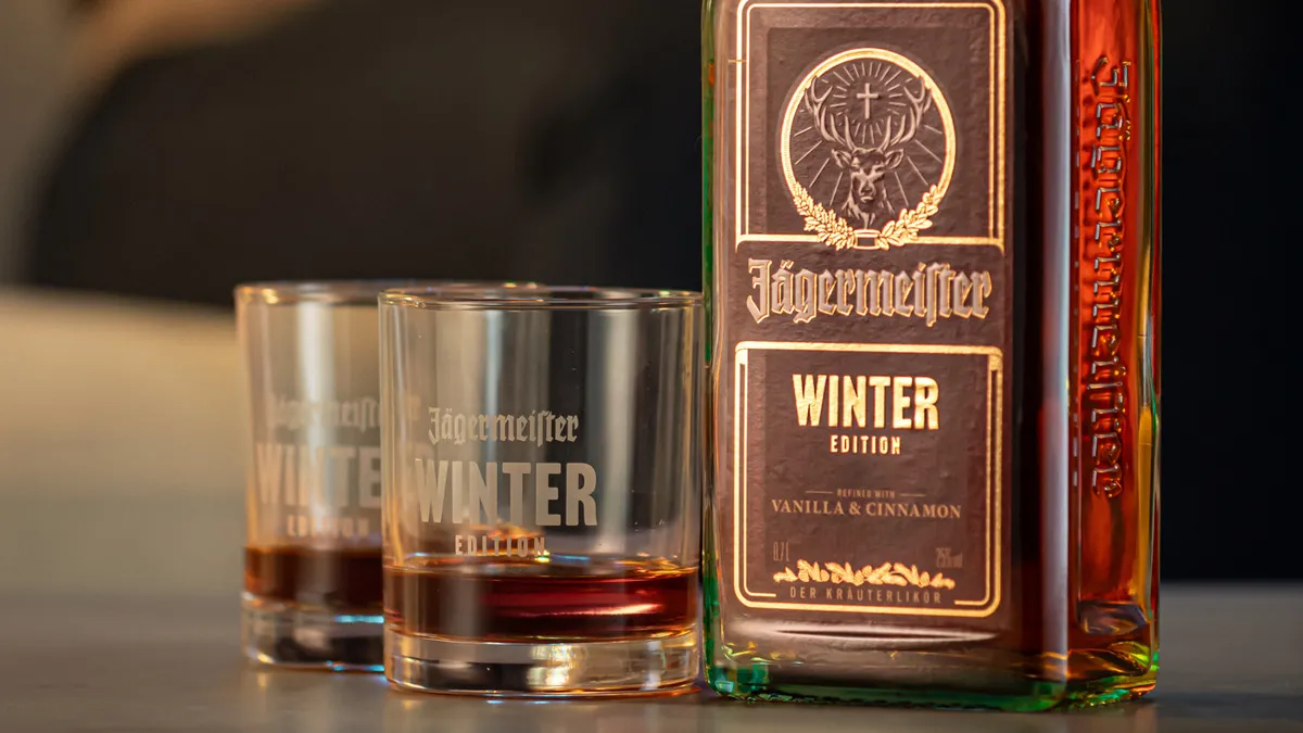 So sánh 9 loại rượu Jagermeister được ưa chuộng trên thế giới 14 Chai Winter Edition và ly rượu với quế trong các loại rượu Jagermeister
