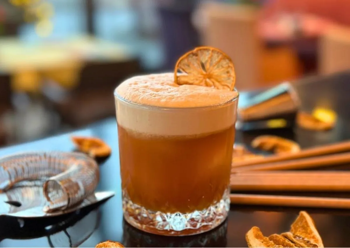 Rượu Jagermeister mix với gì ngon? 12 công thức pha chế dễ làm tại nhà 23 công thức pha rượu jagermeister Jager Sour với chanh, nước cam và lớp bọt mịn