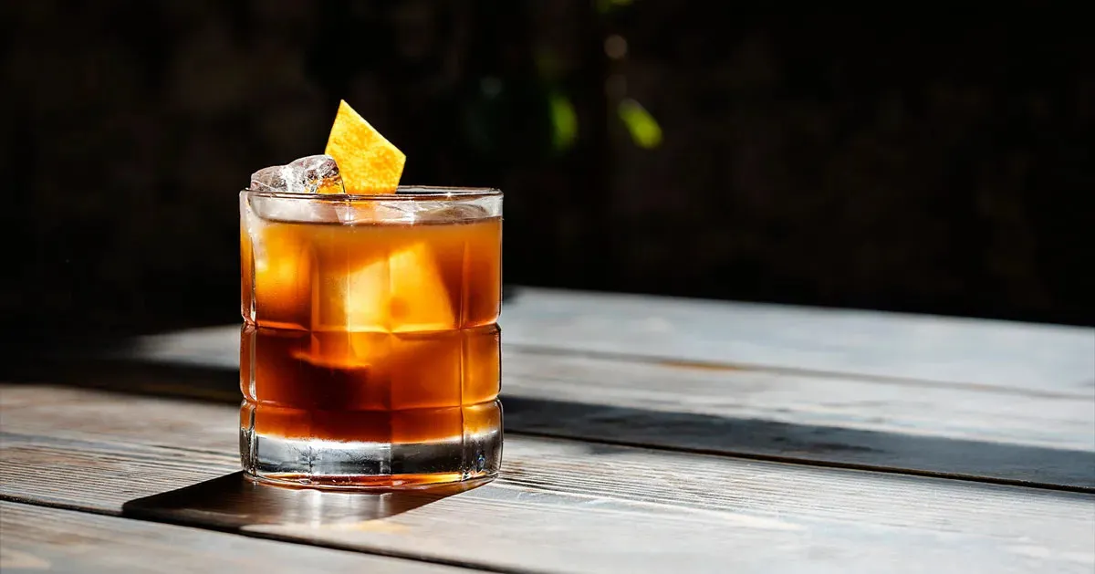 Rượu Jagermeister mix với gì ngon? 12 công thức pha chế dễ làm tại nhà 17 rượu jagermeister mix nước ép táo
