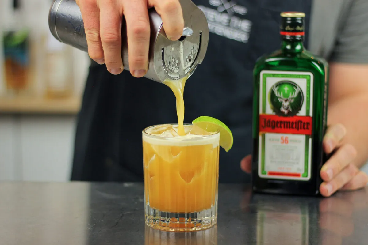 Rượu Jagermeister mix với gì ngon? 12 công thức pha chế dễ làm tại nhà 18 rượu jagermeister mix nước ép dứa